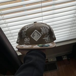 size: large, fitted hat